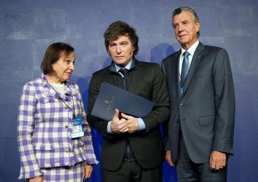 Javier Milei con los organizadores del Council of Americas