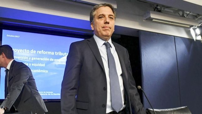 dujovne blanqueo 20 millones de pesos: la oposicion pide su renuncia