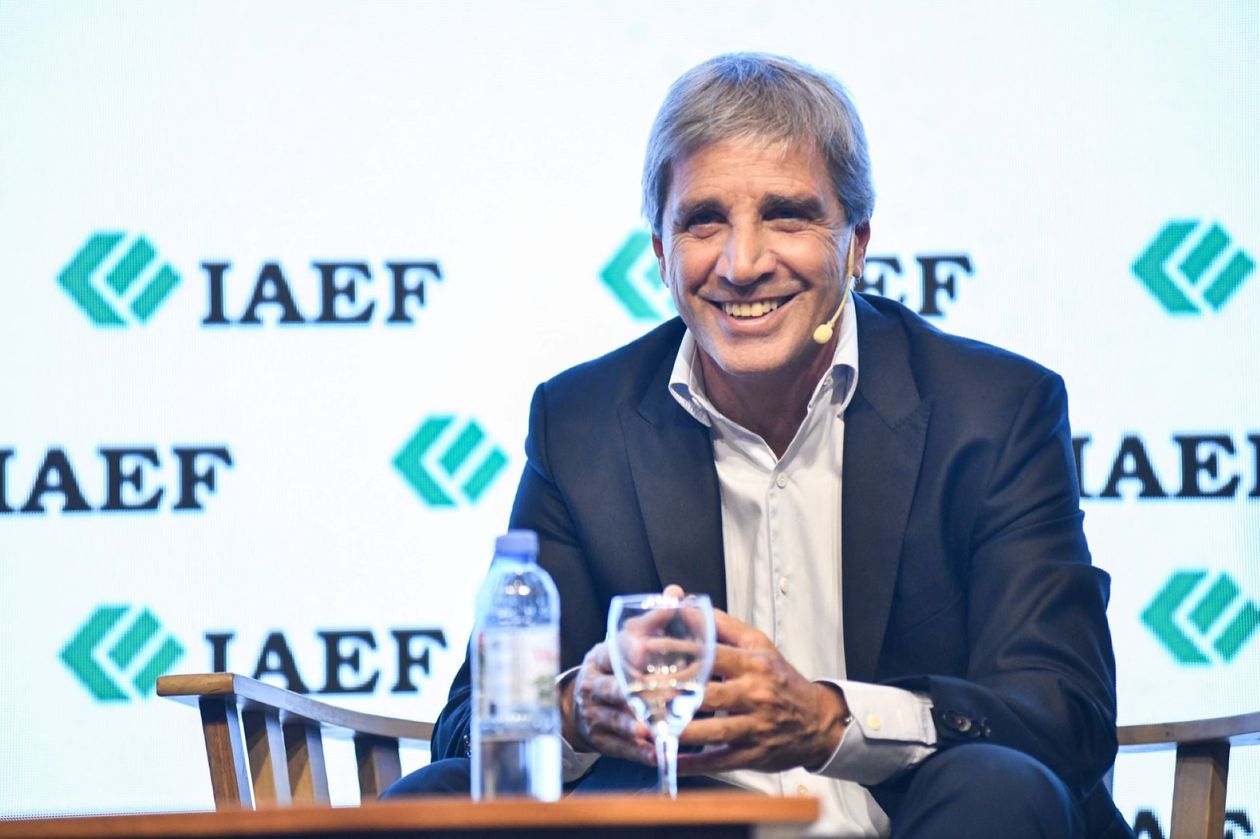 Toto Caputo, los dólares que sobran en 2026 y los que van a faltar en 2027