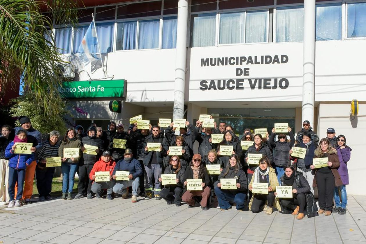 Manifesación de Asoem, gremio con epicentro en Santa Fe, frente a la municipalidad de Sauce Viejo.