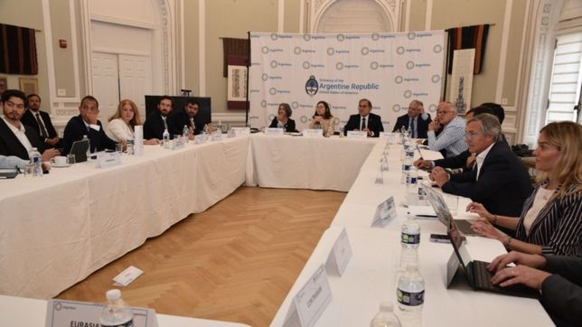 es la politica: batakis le juro a wall street que la respalda todo el fdt