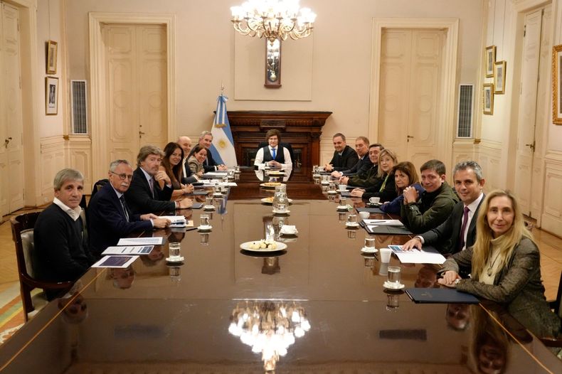Javier Milei encabeza la reunión de gabinete. A su izquierda, Manuel Adorni.