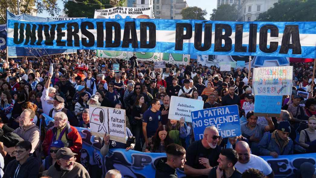 Marcha universitaria: una multitud copa Plaza de Mayo horas antes del acto central