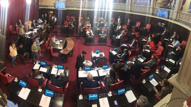 ataque a cfk: repudio con aplausos mutuos de juntos y el fdt en la legislatura