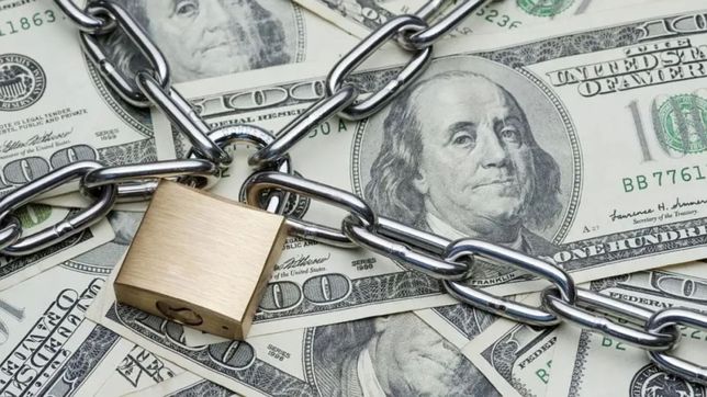 El cepo al dólar en la era Javier Milei y Toto Caputo