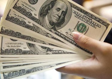 El dólar subió 13 centavos y cerró cerca de los 25 pesos