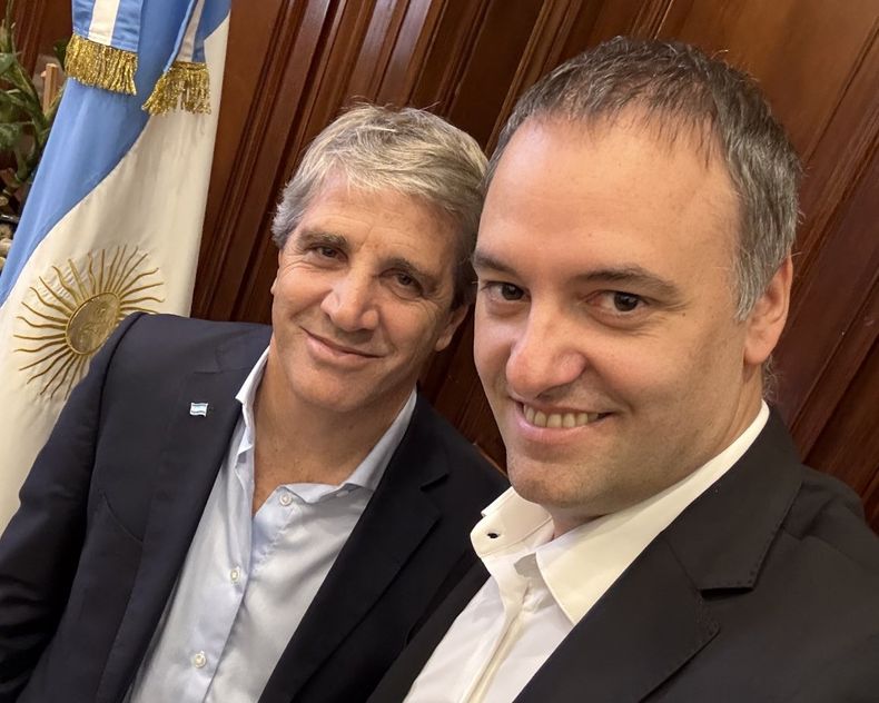 Toto Caputo y Manuel Adorni