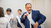 Ricardo Quintela, gobernador de La Rioja, se prueba la banda.&nbsp;