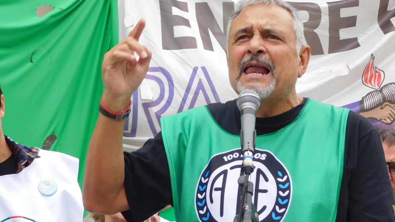Oscar Muntes, secretario general de ATE Entre R&iacute;os, durante una movilizaci&oacute;n.