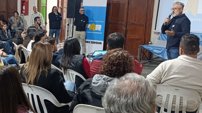 Gustavo Guzmán, en uno de los actos de PAR mientras intentaban dar la interna en el PJ de Entre Ríos.