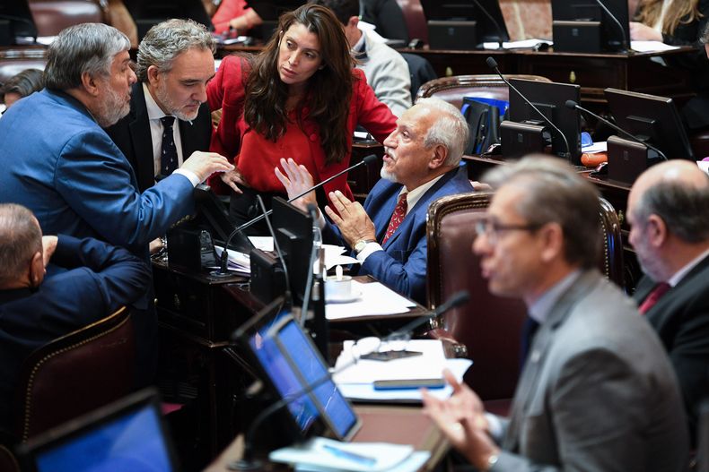 Pesos pesados. Romero discute con José Mayans en la sesión de este jueves en el Senado.