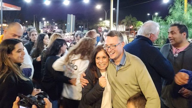 El intendente electo, Pablo Cornet, festejó en la vereda del local partidario.  El intendente electo, Pablo Cornet, festejó en la vereda del local partidario.
