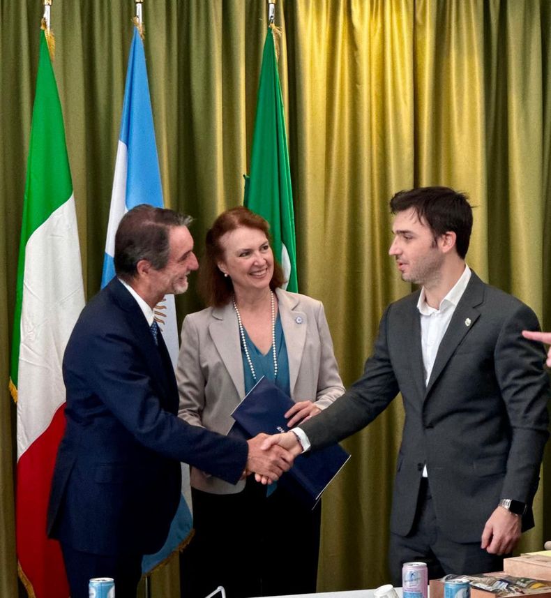 Ignacio Torres, gobernador de Chubut, junto a la Canciller Diana Mondino.