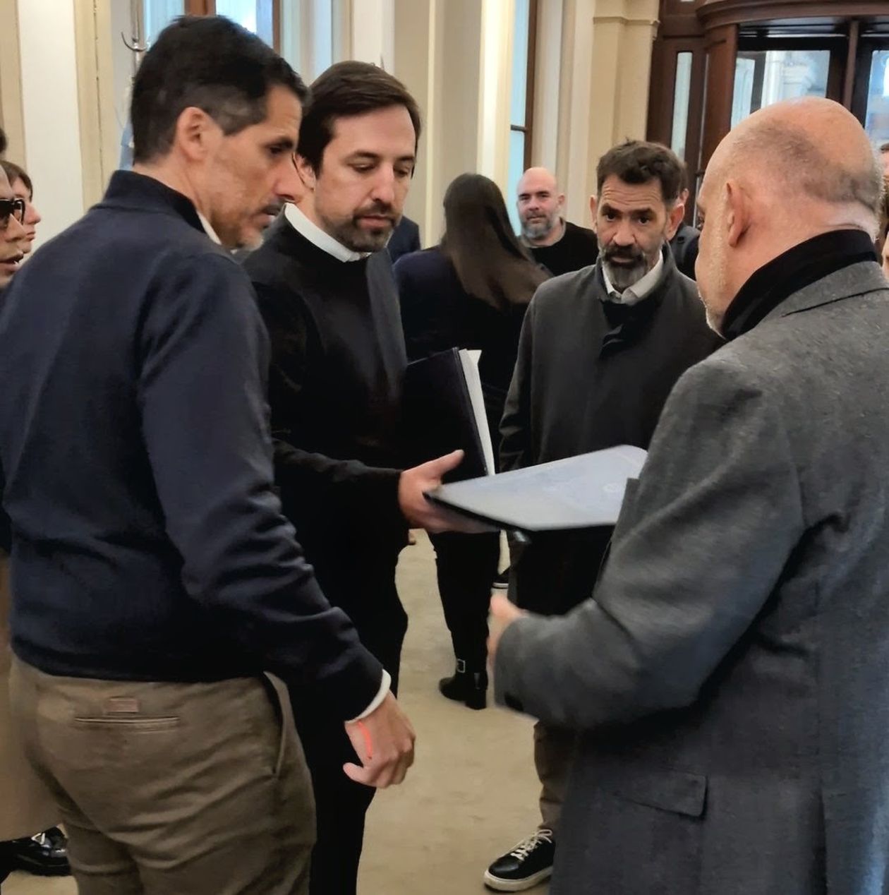 Nicolás Kreplak recibió un petitorio del presidente del bloque LLA, Carlos Curestis.