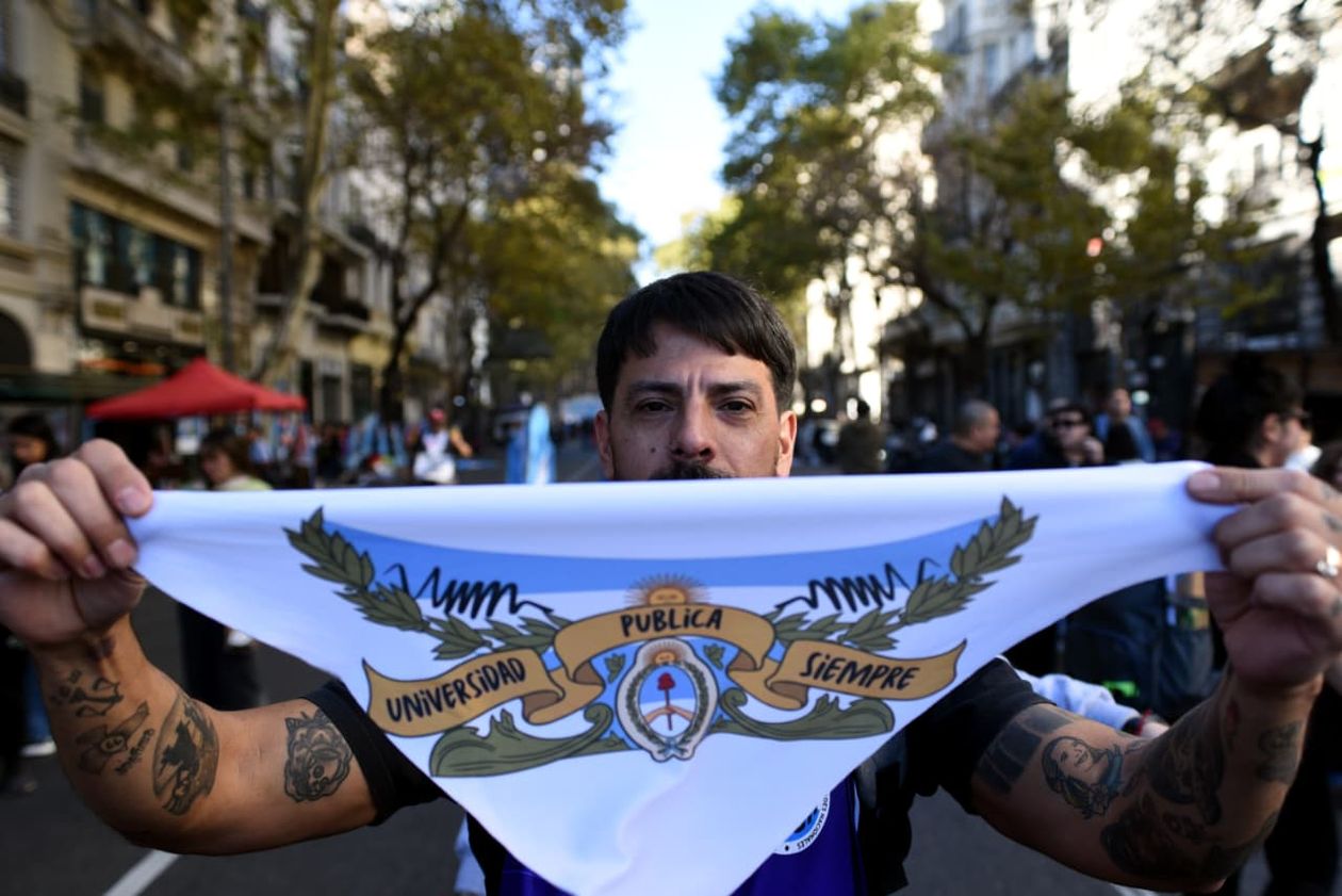 Una nueca marcha en defensa de las universidades nacionales contra el ajuste que aplica el gobierno de Javier Milei.
