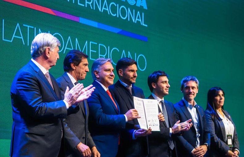 El gobernador de Córdoba, Martín Llaryora, y sus pares tras la firma del Compromiso Regional.
