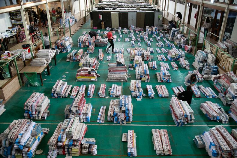 El equipo de la justicia electoral en pleno armado de las urnas para distribuir en toda la provincia de Buenos Aires - Foto: Letra P