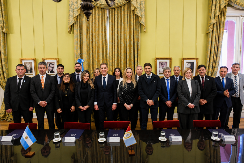 Familia ampliada: funcionarios y legisladores libertarios junto a sus pares de Santa Fe y Provincias Unidas en la Casa Rosada este mi&eacute;rcoles