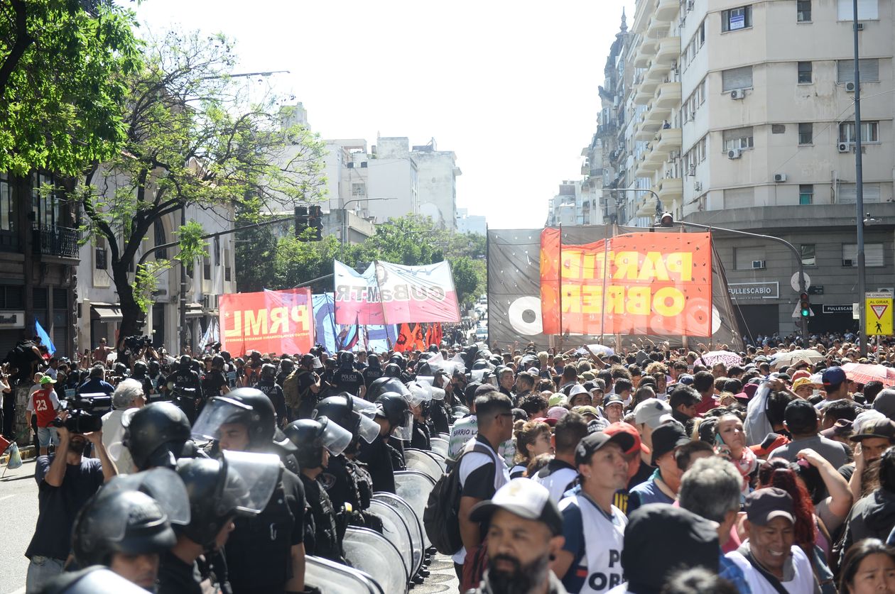 Policía de la Ciudad forma un cordón para contener las columnas del Partido Obrero (Fuente: AG).