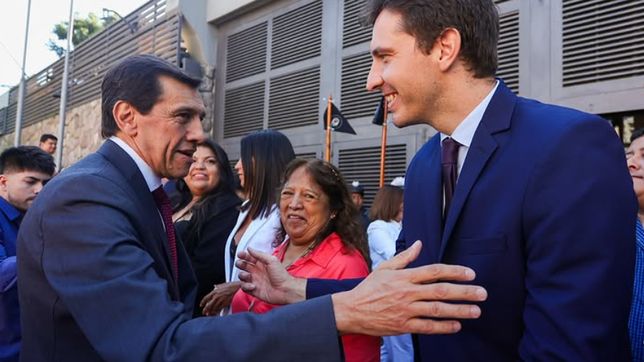 El gobernador de Jujuy Carlos Sadir junto a Adriano Morone, el primer candidato de la lista legislativa oficialista.