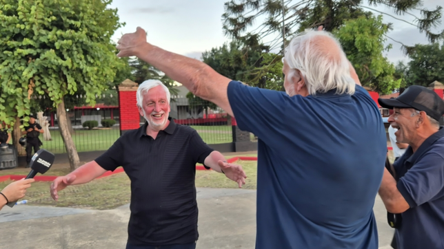 José Alonso es saludado por José Vignatti tras su triunfo en las elecciones en Colón de Santa Fe