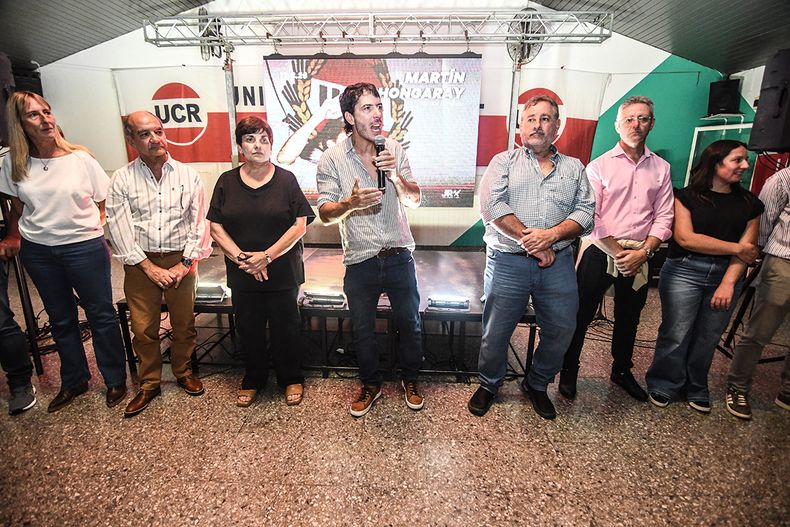 Martín Berhongaray junto a la actual mesa directiva de la UCR de La Pampa: lidera una conducción variopinta, que dejó espacio especialmente a las distintas intendencias. FOTO: www.radiokermes.com
