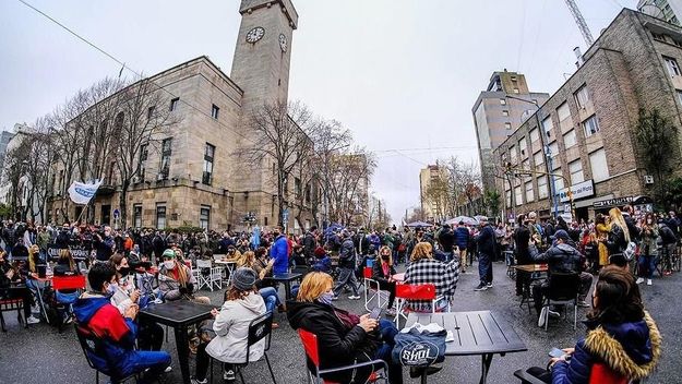 Mar del Plata presiona a Kicillof con una prueba piloto para abrir cafeterías