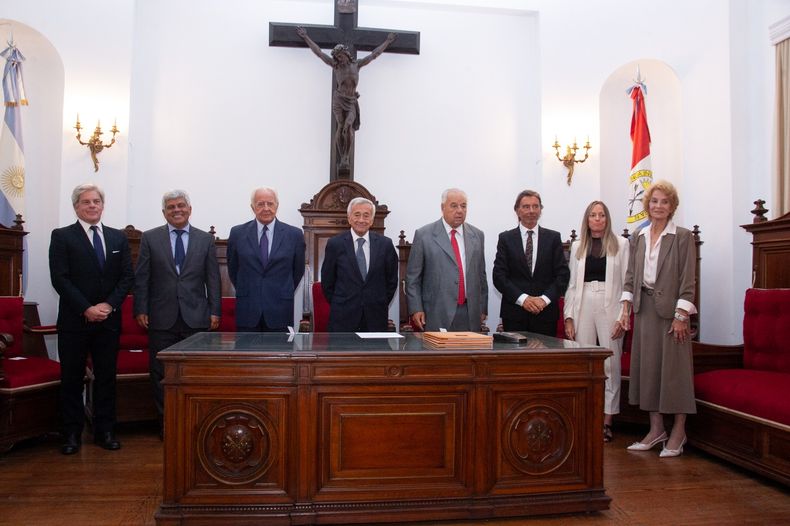 Corte completa. De izquierda a derecha, el procurador Jorge Barraguirre, Jorge Baclini, Eduardo Spuler, Roberto Falistocco, Rafael Gutiérrez, Daniel Erbetta, Margarita Zabalza y María Angélica Gastaldi. El próximo 2 de abril, Gastaldi se jubila y asume Rubén Weder. 