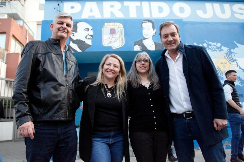 Ana Marks y Adriana Serquis en el centro, en una de las primeras fotos de la lista unidad del peronismo de Río Negro.