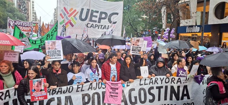 La familia de Agostina Vega encabezó la marcha en Córdoba  