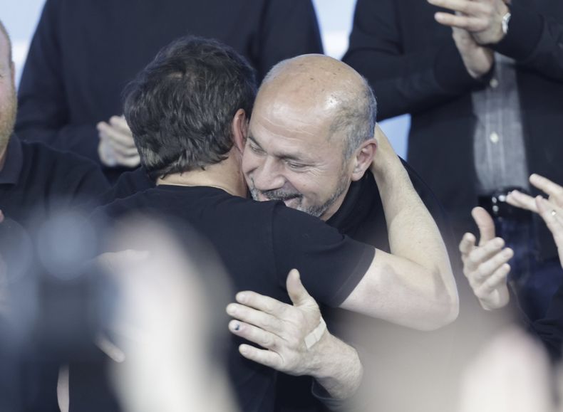 El intendente Mario Secco se abraza con el gobernador Axel Kicillof.