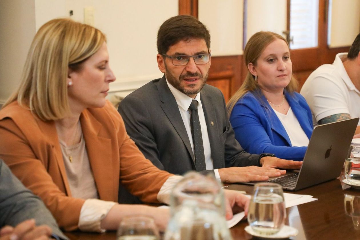La vicegobernadora Gisela Scaglia, el gobernador Maximiliano Pullaro y la ministra de Igualdad y Desarrollo Humano Victoria Tejeda.