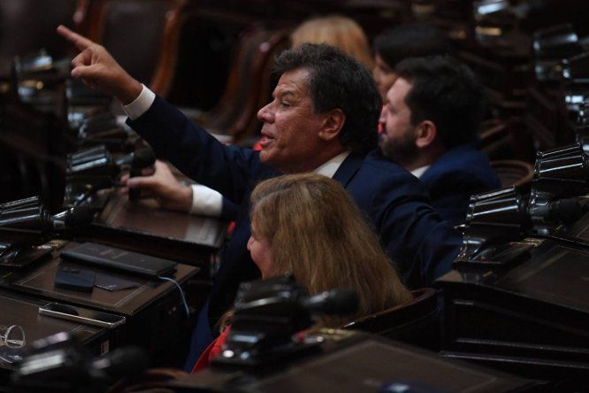 Facundo Manes, héroe opositor por ausencia del peronismo. Javier MIlei junta tropa... enemiga.