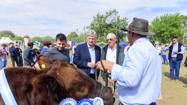 El gobernador de La Pampa Sergio Ziliotto, interactuando con productores ganaderos: una semana con el campo en el radar.