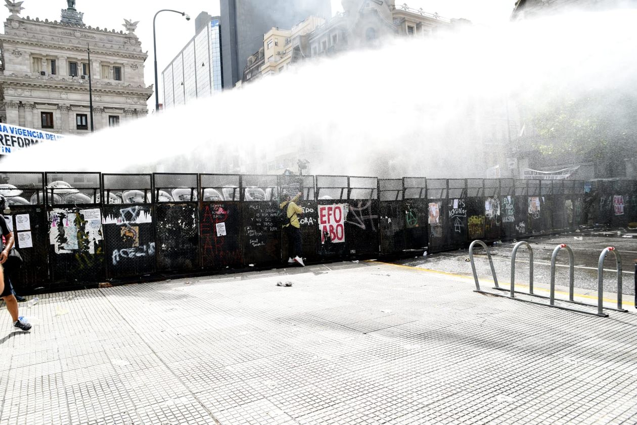 Incidentes frente al Congreso en la marcha contra la reforma laboral.