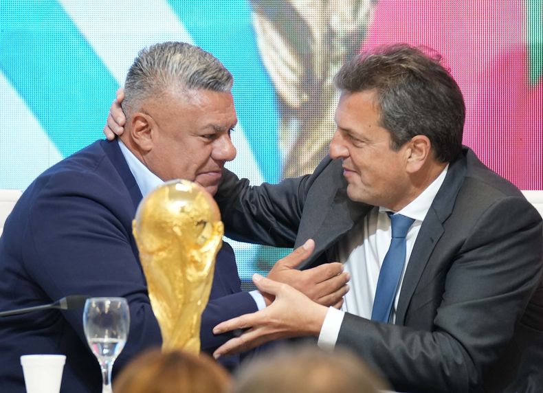Claudio Tapia con Sergio Massa durante la campaña electoral de 2023.
