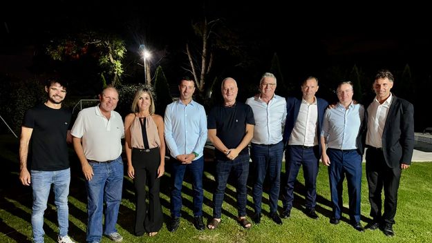 Rodrigo de Loredo, Alejandra Ferrero y otros dirigentes de la UCR Córdoba junto a Alberto Biglieri