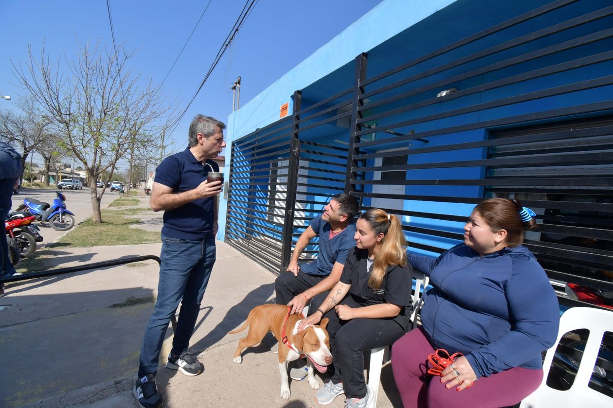 El intendente de San Francisco visitó un barrio que viene reclamando mayor seguridad a la Policía y dialogó con sus vecinos.&nbsp;