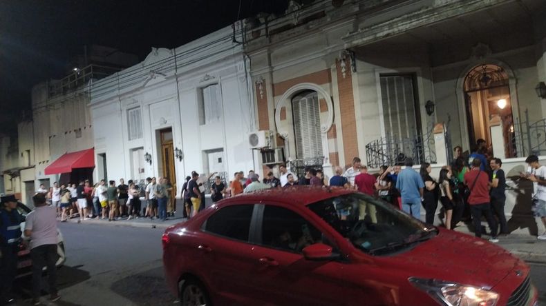 La fila de espera para ingresar al local de votación de La Libertad Avanza, en las elecciones internas de autoridades departamentales, este sábado en Paraná, Entre Ríos. 