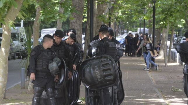 vidal militariza la legislatura para evitar marchas contra el presupuesto