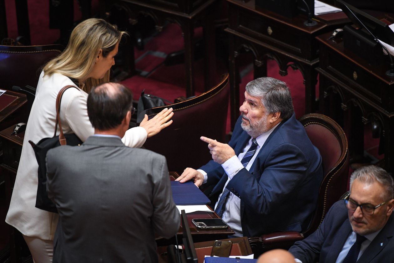 José Mayans, jefe del peronismo, habla con la radical Carolina Losada. Sus bloques son claves para el futuro de Manuel Adorni.&nbsp;