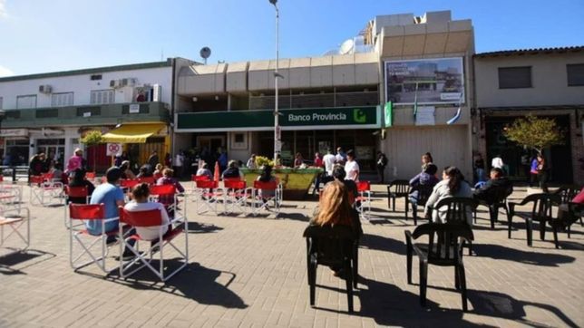 las medidas de los intendentes para contener el desborde en los bancos