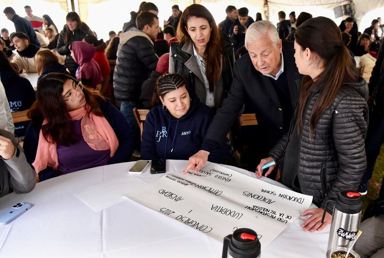 Marclay es funcionaria de José Lauritto, intendente de Concepción del Uruguay. Se desempeña como secretaria de Desarrollo Social y Educación y forma parte del espacio político del caudillo local desde hace más de veinte años. Es una leal a la estructura peronista de la ciudad. Marclay es funcionaria de José Lauritto, intendente de Concepción del Uruguay. Se desempeña como secretaria de Desarrollo Social y Educación y forma parte del espacio político del caudillo local desde hace más de veinte años. Es una leal a la estructura peronista de la ciudad.