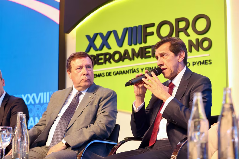 Carlos Sadir, gobernador de Jujuy, junto a Alberto Weretilneck, de Río Negro. En el norte y en el sur, reina la misma realidad: 