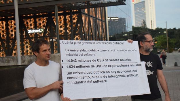 Inteligencia artificial: docentes de la UBA mostraron que la universidad genera u$s 14.000 millones al año Inteligencia artificial: docentes de la UBA mostraron que la universidad genera u$s 14.000 millones al año
