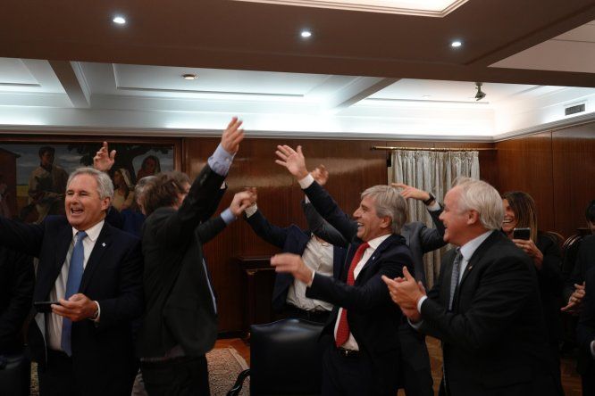Toto Caputo celebra la liquidación del campo, que contiene al dólar.&nbsp;