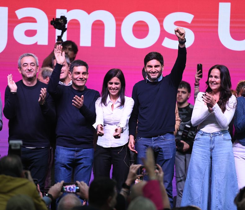 Pablo Javkin, Damián Pullaro, Carolina Labayru, Maximiliano Pullaro y Anita Martinez festejando en Rosario la noche de las elecciones provinciales del 29 de junio.