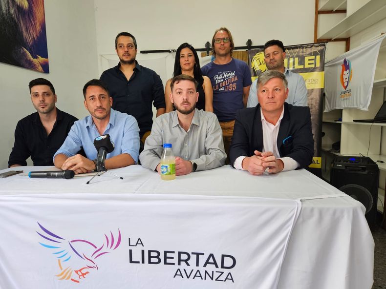 Los principales referentes de LLA en La Pampa, Nicolás Boschi y Luciano Ortiz, sentados en el centro: tienen a cargo las oficinas locales de ANSES y PAMI, respectivamente.