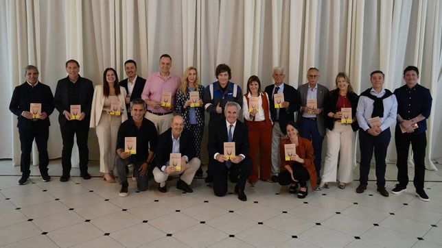 Javier Milei y su gabinete con el regalo navideño presidencial.