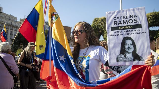 Fuera de Venezuela, los festejos. Dentro, una transición sin certezas.